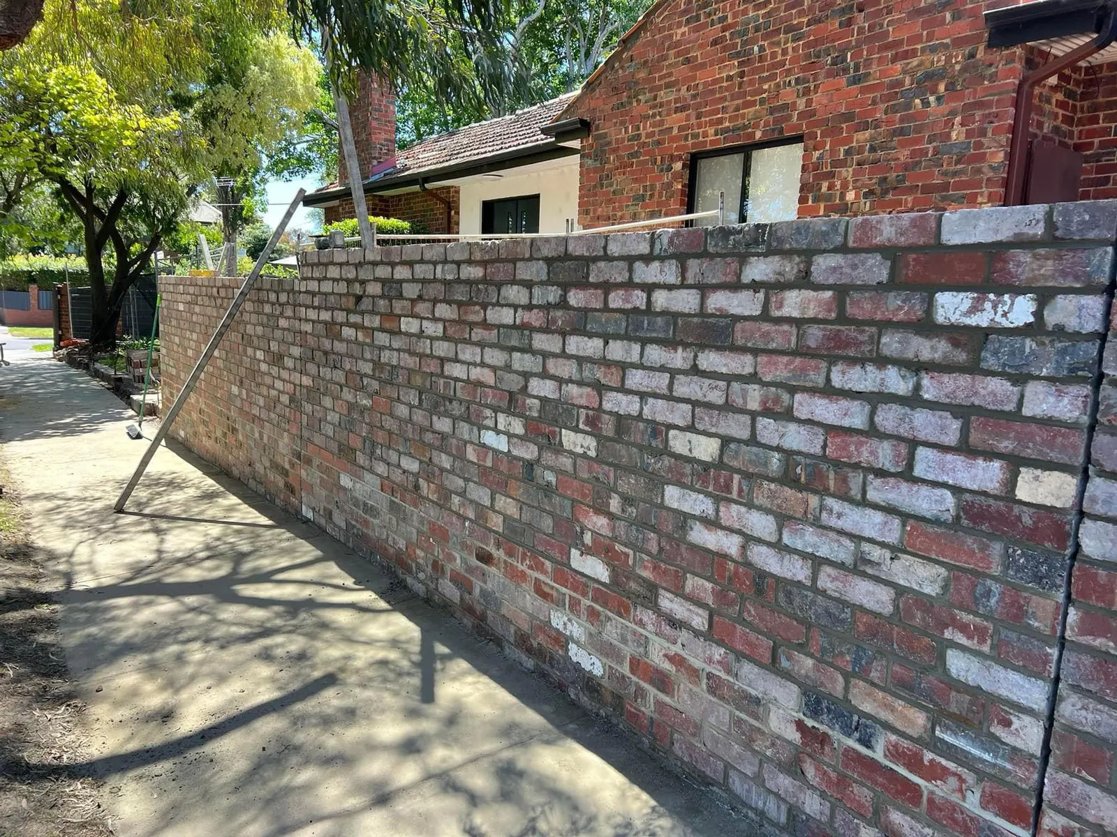 Garden wall in recycled bricks