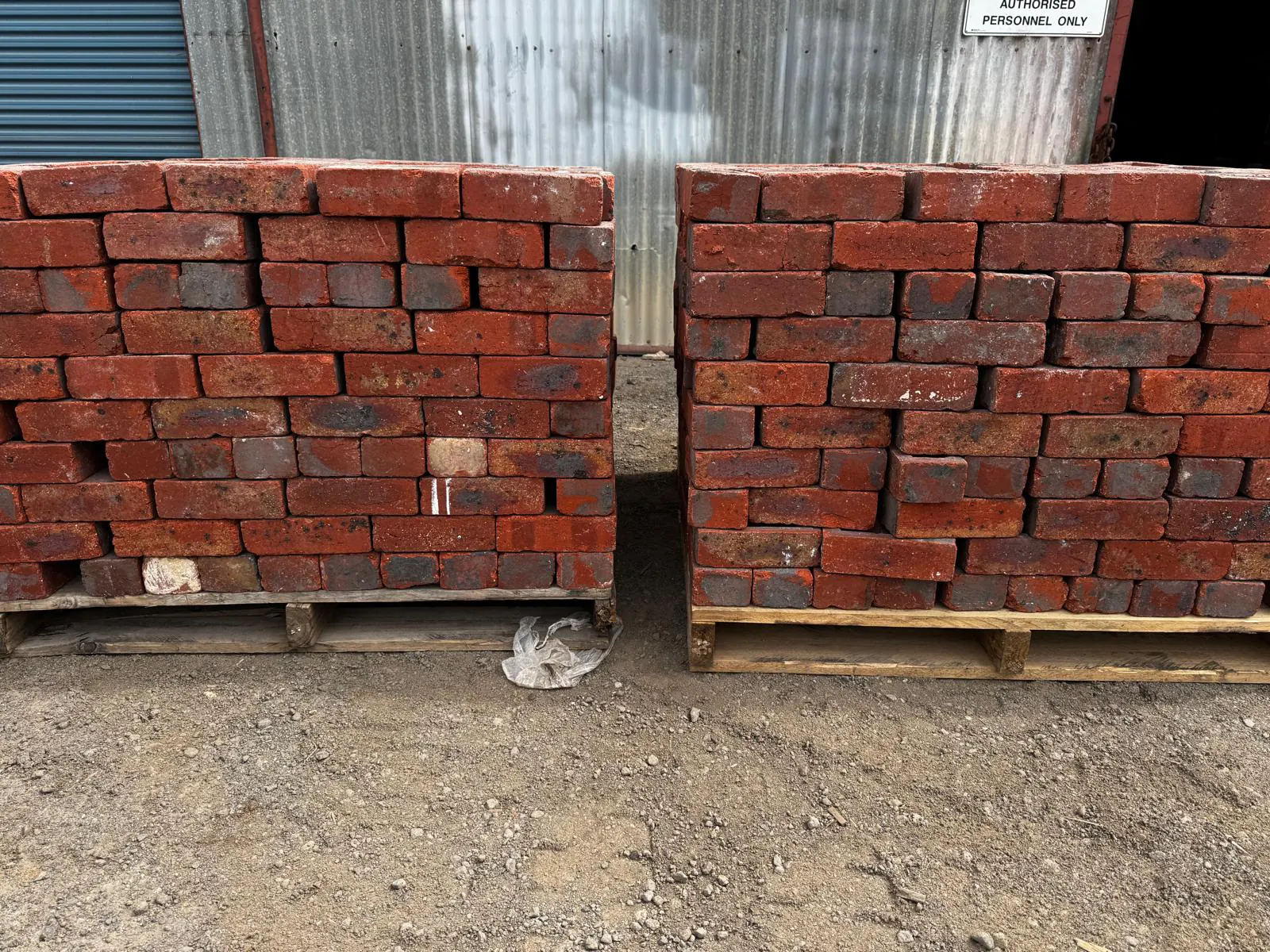 Red/Blue Clinkers at the Ali Recycled Bricks yard, photo 9